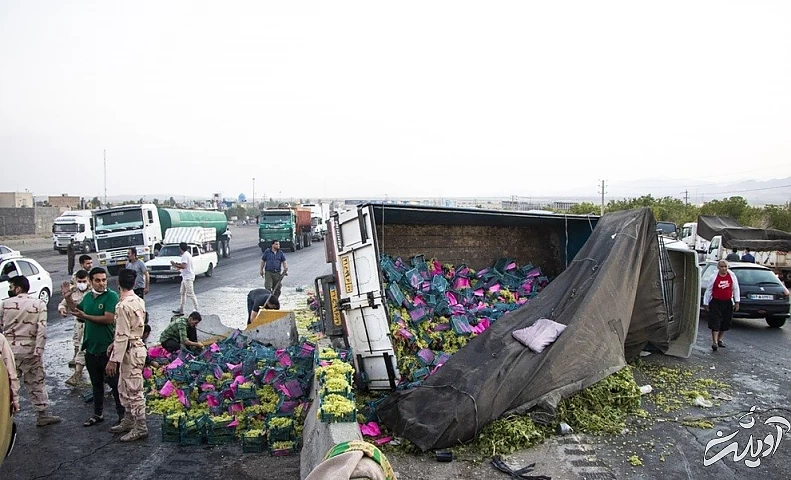 (تصاویر) واژگونی کامیون حامل انگور